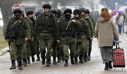 Uniformados sin insignias, cerca de la base del Ej&eacute;rcito ucranio de Perevalnoye, en Crimea.