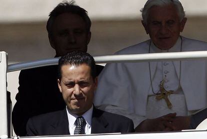 Paolo Gabriele, acompa&ntilde;ando al Papa en mayo de 2012.