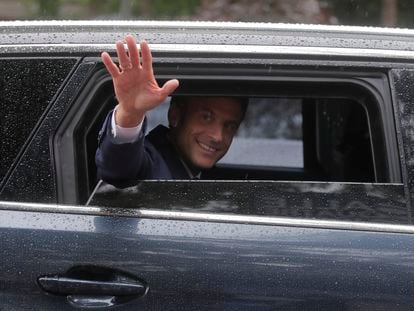 Macron saludaba el domingo después de votar en la localidad de Le Touquet, al norte de Francia.