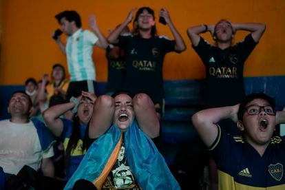 Fanáticos del Boca Juniors reaccionan a una jugada de la final de Copa Libertadores en el estadio de La Bombonera.