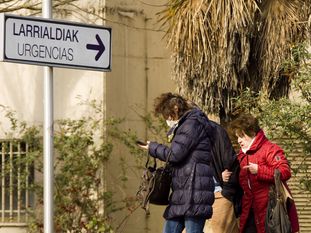 Mujeres a la salida del hospital Universitario de Álava-Txagorritxu, en Vitoria.