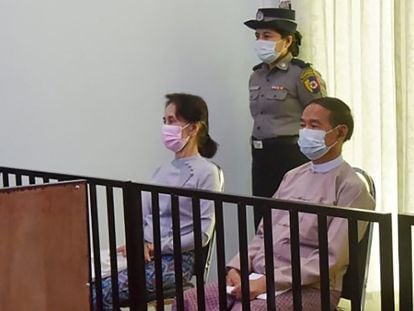 Aung San Suu Kyi y el expresidente Win Myint, en mayo de 2021 en un tribunal de Naypidó.