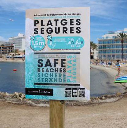 Cartel informativo en la playa de Can Pastilla, en Palma (Mallorca), que incluye códigos QR para descargarse la 'app' gratuita Platges Segures.