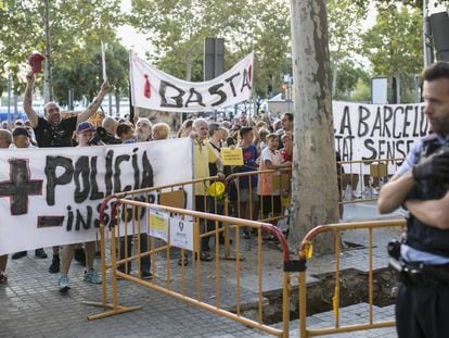 Els veïns de la Barceloneta manifestant-se enfront d'un agent de Mossos