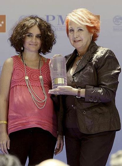 Rosa María Calaf, al recibir el premio entregado por Maite Cunchillos.