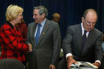 Wolfowitz saluda a la ministra holandesa de Cooperación, Agnes van Ardenne, en presencia de Rato.