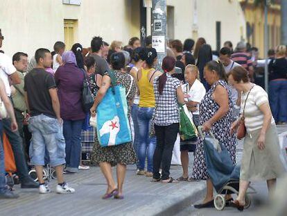 Largas colas de ciudadanos se forman horas antes de la apertura del Banco de los Pobres de Valencia (calle de Santa Cruz de Tenerife) para recibir alimentos básicos. La imagen se tomó el pasado miércoles.