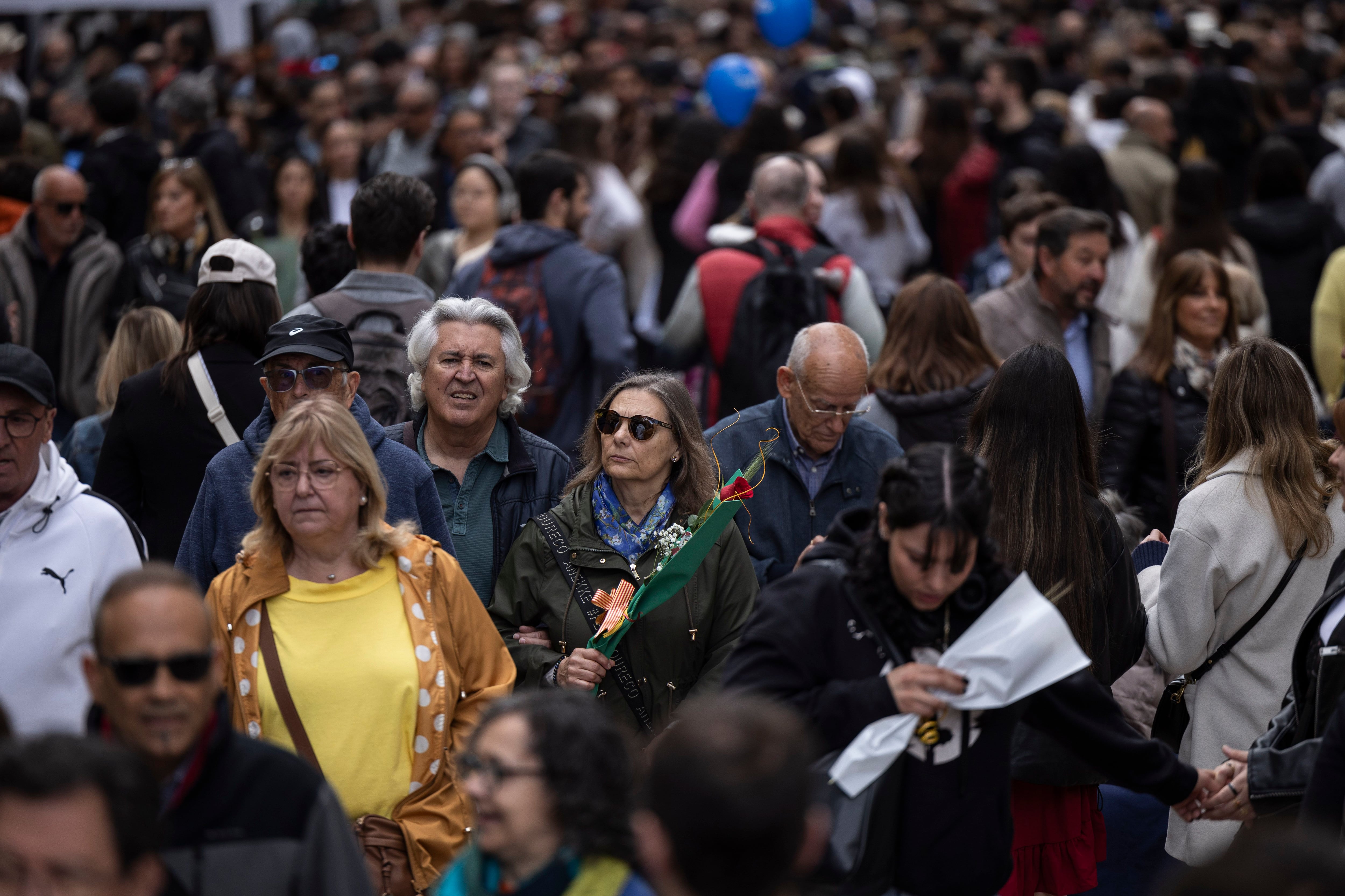 La celebración de Sant Jordi arranca con las calles de Barcelona abarrotadas pese al frío
