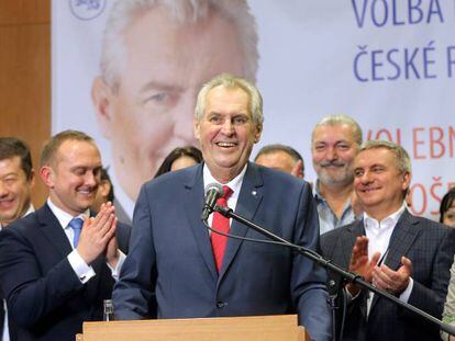 Celebración de Milos Zeman de su victoria en las elecciones presidenciales checas, el sábado.