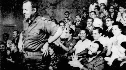 William Morgan, en presencia de Fidel Castro que le aplaude. 
