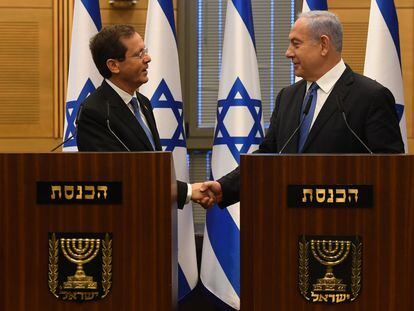 El primer ministro Benjamín Netanyahu saluda el nuevo presidente de Israel tras su elección por la Kneset este miércoles.