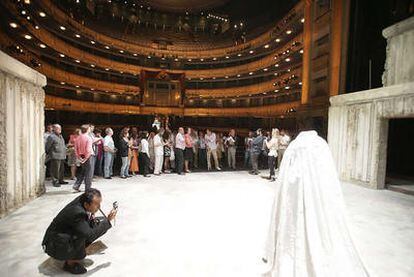 Un grupo de periodistas recorre en el Teatro Real el escenario de 'Elektra' en la presentación del primer montaje de la temporada