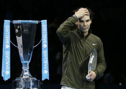 Nadal, junto al trofeo de campeón obtenido por su rival.