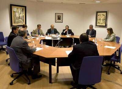 Jon Uriarte (segundo por la derecha, al fondo), junto al consejero de Interior, Javier Balza, en la última reunión de la Comisión Vasca de Seguridad, celebrada en Vitoria el pasado 27 de junio.