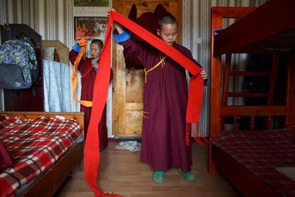 Temuulen y Batkhan Tuul se visten en su habitación, en el monasterio de Amarbayasgalant en Baruunburen (Mongolia). "Cuando crezca, si el monasterio es más grande y más nuevo, entonces con suerte vendrán más niños", asegura Temuulen.