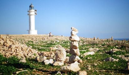 Estructura levantada con piedras junto al faro de es Cap, en Formentera.