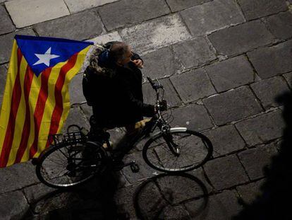 Un hombre en bici porta una estelada en la protesta del pasado d&iacute;a 21 contra la aplicaci&oacute;n del art&iacute;culo 155 en Barcelona.  