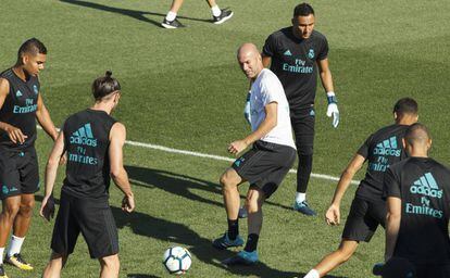 Zidane con varios jugadores en el entrenamiento del s&aacute;bado. 