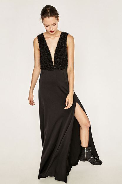 Negro + largo + flecos = infalible. Zara apuesta por esta combinación materializa en vestido (49,95 euros).