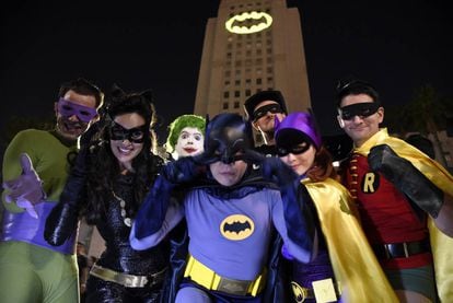 Fans vestidos como los personajes de la antigua serie de televisión de Batman, frente al Ayuntamiento de Los Ángeles.