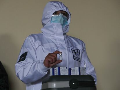 Un sanitario muestra una dosis de la vacuna Sputnik V contra la covid en Bolivia el pasado martes.