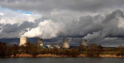 Las cuatro torres de enfriamiento y los reactores de la planta de energía nuclear Electricité de France (EDF) en Cattenom, Francia.