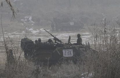 Tanques blindados surcoreanos cerca de la zona desmilitarizada el d&iacute;a 17. 