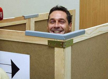 El candidato por el Partido Liberal (FPÖ), Heinz-Christian Strache, se asoma por encima de una cabina de voto en un colegio electoral en Viena.
