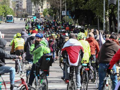 Manifestación ciclista, el pasado abril, reclamanado un carril en Castellana. 