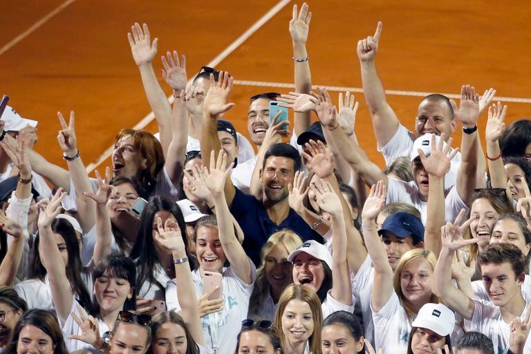 Djokovic posa con los voluntarios del Adria Tour en Belgrado, el 14 de junio. / DARKO BOJINOVIC (AP)