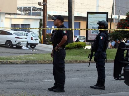 Dos policías frente al sitio donde fue asesinada la diputada local Gabriela Marín, en Cuernavaca, Estado de Morelos, el 5 de octubre de 2022.