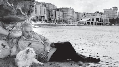 Álvaro Mutis, en la playa de Biarritz en 1995.