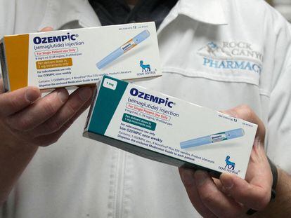 Un farmacéutico muestra dos cajas de Ozempic.