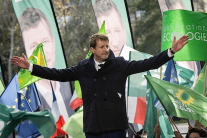 Yannick Jadot, candidato ecologista, saludaba el jueves en Nantes, oeste de Francia, tras ofrecer un mitin de su campaña para la primera vuelta de las elecciones presidenciales de este domingo. 
