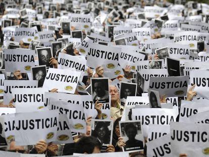 Una manifestación pide justicia en el 'caso AMIA', en Buenos Aires en 2013.