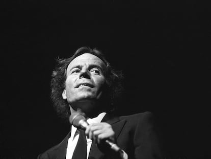 Julio Iglesias actuando en el Rex Theater de París el 10 enero de 1984.