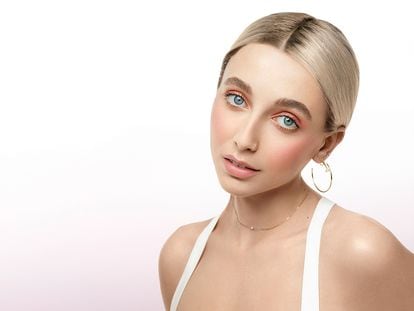 La 'youtuber' estadounidense Emma Chamberlain, de 22 años, es ahora imagen de uno de los fenómenos virales de Lancôme, la sombra de ojos líquida Idôle Tint.