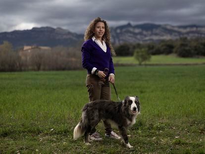 Mariona López, diagnosticada de Asperger a los 19 años, junto a su perro 'Taï', en Avià, Barcelona, el pasado sábado.