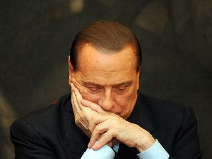 Berlusconi, con gesto serio, el pasado febrero en el Parlamento.