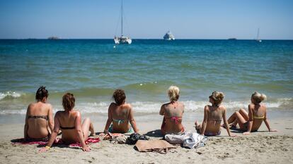 Un grupo de mujeres en una playa de Ibiza.