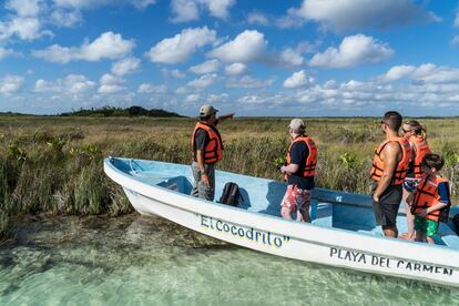 Un grupo de turistas pasea por la Reserva de la Biósfera de Sian Ka’an (Quintana Roo), en marzo de 2019.