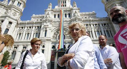 Purificación Causapié y Manuela Carmena en Madrid.