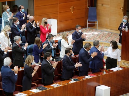 Isabel Díaz Ayuso, aplaudida por su grupo parlamentario tras su intervención la segunda jornada del debate de investidura.