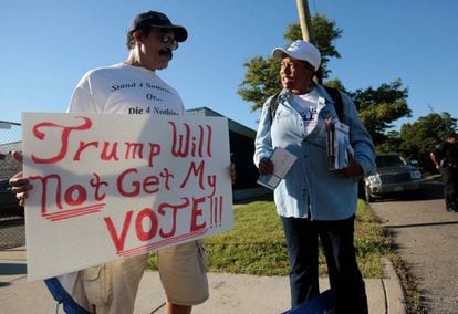 Un ciudadano muestra una pancarta contraria a Trump, en Detroit (Michigan).