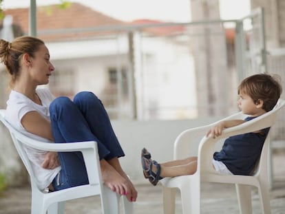 Una madre intenta dialogar con su peque&ntilde;o. 