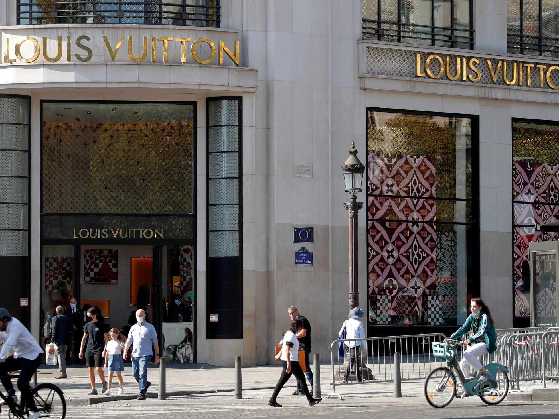 De cine centenario a tienda de Louis Vuitton, Fortunas