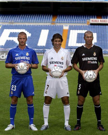 Beckham, Raúl y Zidane presentan las equipaciones del Real Madrid de la temporada 2004-2005.