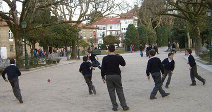Niños con uniforme escolar en Santiago