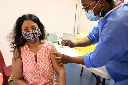 Una mujer recibe la vacuna de Pfizer el 31 de mayo en París.