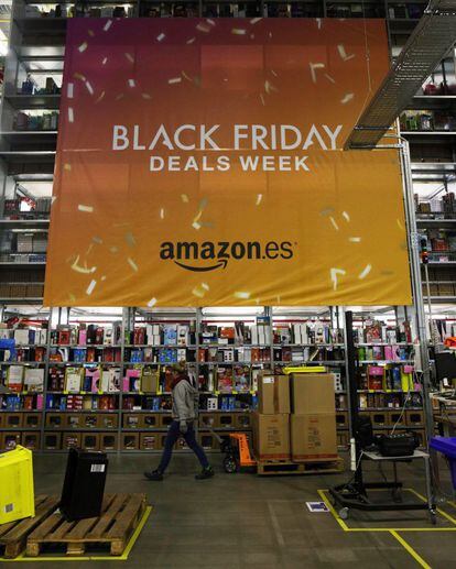 El análisis destaca que el Black Friday de este año representará un 6,4% del total del consumo 'online' en el mercado nacional. En la imagen, interior del almacén de Amazon en Madrid.